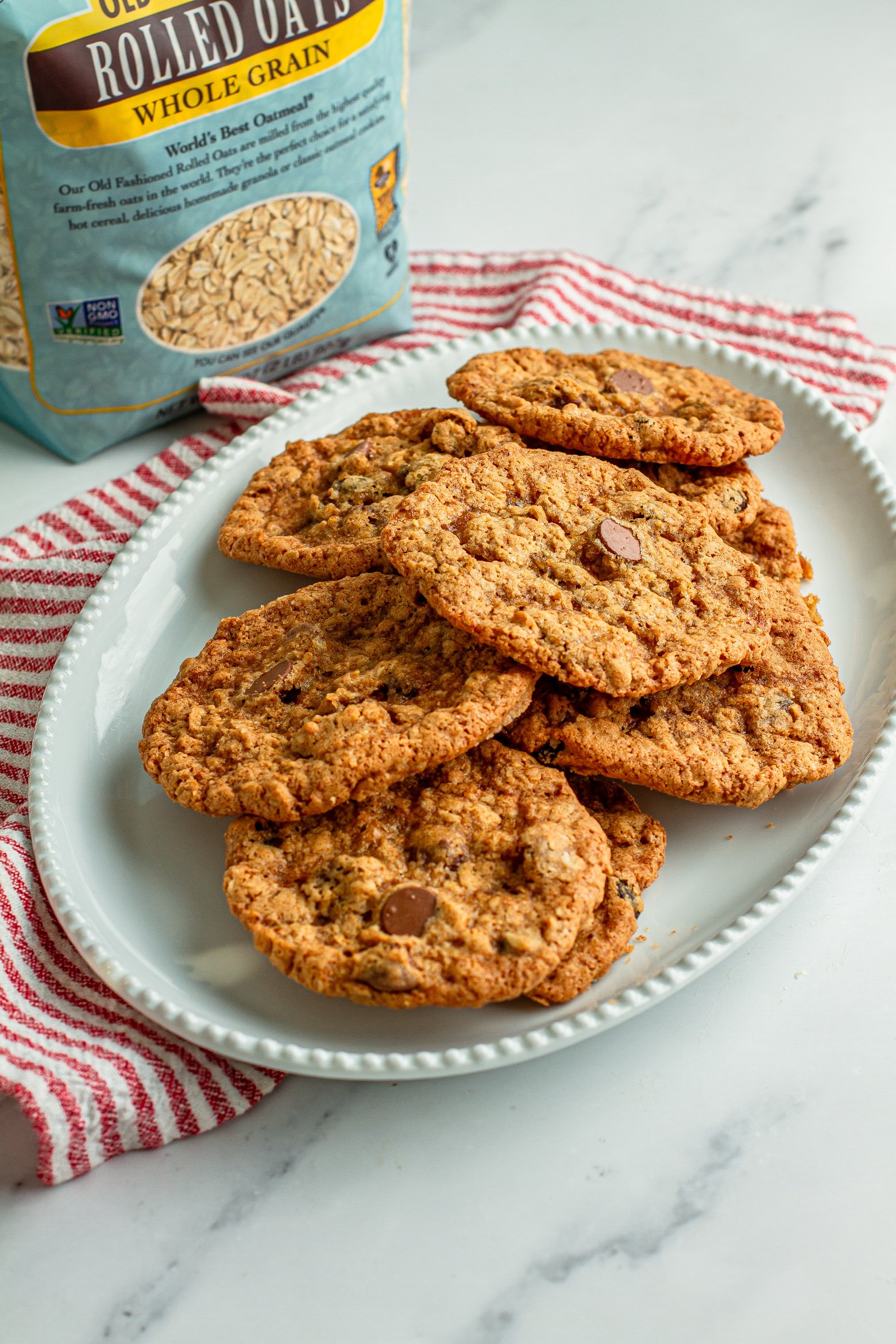 https://meikoandthedish.com/wp-content/uploads/2023/10/Crispy-Oatmeal-Raisin-Chocolate-Chip-Cookies-16.jpg